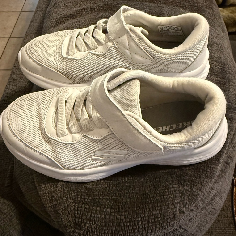 Sketcher’s girls white athletic running shoes